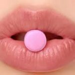 ILE con medicamentos; boca con una pastilla para llevar a cabo un aborto