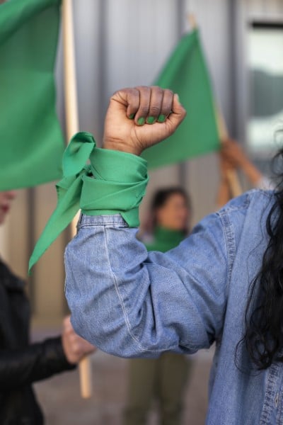 Aborto en México; Mujer con pañuelo verde en su muñeca en señal de protesta por los derechos de la mujer