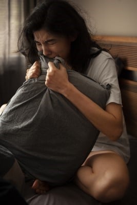 Clínica para abortar cerca de mí; Mujer con ansiedad ante su embarazo no deseado 