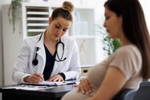 Control prenatal; mujer recibiendo indicaciones sobre su cuidado de embarazo