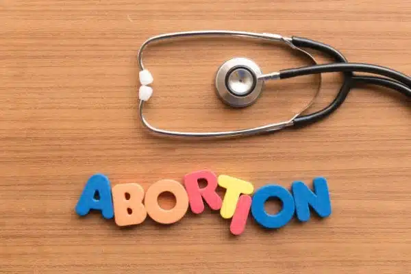 1.Mitos y Verdades sobre la ILE. palabra aborto en ingles de colores.